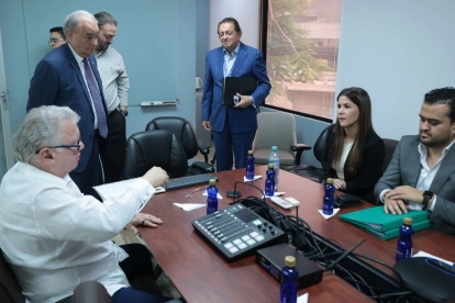 El presidente y gerente general de GRANASA, Galo Martínez Leisker (i), y la secretaria de Inmobiliar, Marissa Elena Pendola Solorzano (d), durante la Junta General de Accionistas.