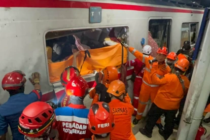 Cuatro personas han fallecido y unas cuarenta han resultado heridas y trasladadas a hospitales tras el choque de dos trenes a las afueras de Yakarta.