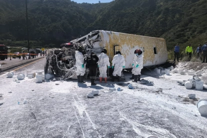 En Guayllabamba, un bus escolar se impactó contra un camión que transportaba pintura.