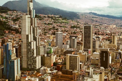 El gobierno colombiano organizó un foro económico en Bogotá al que invitó como panelista al expresidente Rafael Correa, condenado en Ecuador a ocho años de prisión.