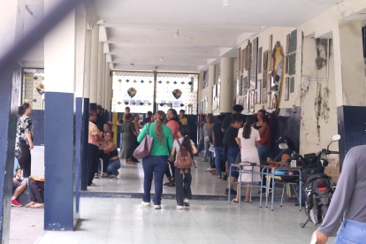 Los padres de familia realizan gestiones previo al inicio de clases, pese a los problemas.