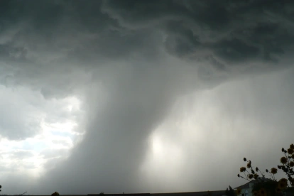 Fuertes tormentas continúan afectando el Medio Oeste de EE.UU., con riesgo de tornados violentos de categoría EF-3 o superior, granizo del tamaño de una pelota de béisbol y vientos destructivos.