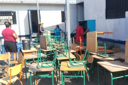 Labores. Padres de familia, docentes y hasta alumnos se unen para limpiar, pintar y arreglar las infraestructuras de los planteles.