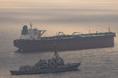 USS Rafael Peralta (DDG 115) hace cumplir el bloqueo estadounidense a los puertos iraníes contra un barco con bandera iraní que intenta navegar, el 24 de abril de 2026.