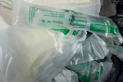 Entre los medicamentos decomisados por personal de Arcsa había dispositivos médicos para uso hospitalario, tales como equipos de suero.