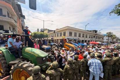Después de marchar por las calles de Babahoyo los arroceros hicieron un plantón al pie de la Gobernación de Los Ríos.