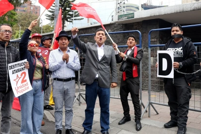 Dirigentes de Unidad Popular protestaron en los exteriores del CNE en Quito.