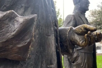 Desconocidos mutilaron las manos de las esculturas de bronce, del Parque Julio Andrade, en Quito.