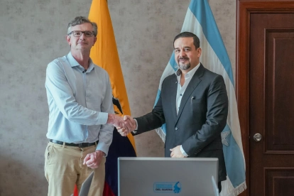 El ministro de Agricultura, Ganadería y Pesca, Juan Carlos Vega Malo (izquierda), se reunió con el nuevo viceprefecto de Guayas, Carlos Encalada.