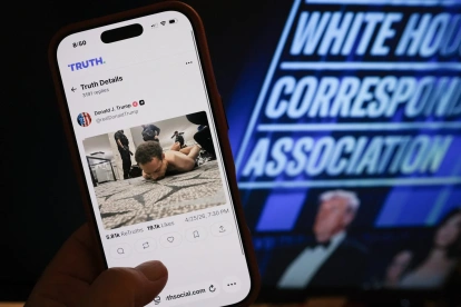 Un teléfono muestra una publicación de Truth Social del presidente de EE.UU., Donald Trump, con una imagen del presunto sospechoso de un tiroteo ocurrido durante la cena de corresponsales de la Casa Blanca.
