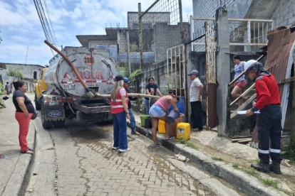 Tanqueros de agua han abastecido de este líquido a la urbanización.