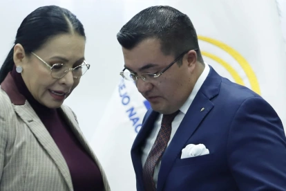 Diana Atamaint, presidenta de la CNE, junto a uno de los vocales.