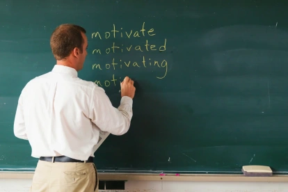 Profesores con décadas de experiencia continúan bajo contratos temporales en escuelas fiscales del país.