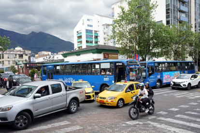 Carros en medio del tráfico. Imagen Referencial.