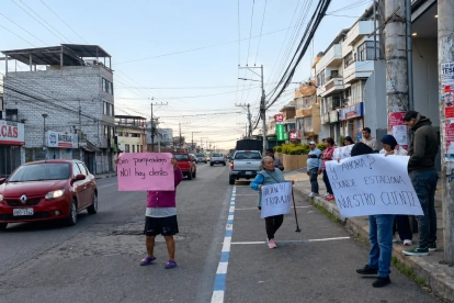 Moradores y comerciantes de Cumbayá protestan por la eliminación de estacionamientos en la calle María Angélica Idrobo.