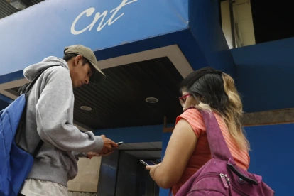 Dos jóvenes comprueban la red de CNT.