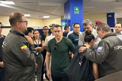 El presidente Daniel Noboa, sus ministros y otros funcionarios participaron en el allanamiento a oficina de CNEL.