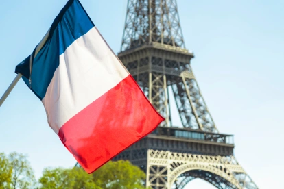 Hoy
arma una nota sobre esto Niña de seis años murió arrollada en la Vía a la Costa, en Guayaquil, y el responsable huyó. que la nota sea de 540 palabras con 3 titulos dentro de la nota. dame un tiutlo seo de menos de 85 caracteres y una sumilla de minimo 120 caraacteres. usa esta info:  La noche del lunes 27 de abril de 2026, una niña de seis años murió atropellada en la vía a la Costa, pasando el peaje de Chongón, en Guayaquil.




Según relataron los testigos del siniestro vial, la niña estaba sentada en una silla junto a un puesto de comida de su madre, cuando un vehículo pesado, una plataforma, se fue encima y atropelló a la menor.

Ecuador | Accidentes de tránsito repuntan a inicios de 2026, a la sombra de la red de corrupción en licencias
La madre de la niña, en medio de la desesperación, se subió a un vehículo y persiguió al conductor del vehículo pesado, quien no se detuvo tras el atropello, de acuerdo con un reporte del canal Ecuavisa. 

Tras ello, el conductor de la plataforma fue detenido a la altura de Progreso, para las investigaciones del accidente de tránsito. 

La vía a la Costa es una de las arterias viales más transitadas de Guayaquil. En el sector donde ocurrió el accidente de tránsito, cerca al peaje de Chongón, hay varios puestos de comida y, usualmente, se estacionan los vehículos pesados que están de viaje.

"Ecuador registra 11 muertos al día en las vías" | Coalición pide reformas urgentes al Código Penal
En los últimos días, se han reportado varios accidentes de tránsito con víctimas mortales en las vías de Ecuador. El 23 de abril, el Sistema Integrado de Seguridad ECU 911 reportó ocho siniestros en pocas horas, que dejaron seis fallecidos.

Ese día, ocurrió otro accidente de tránsito en la vía a la Costa, en el sector El Cristal. Un fuerte choque entre un bus y un tanquero dejó tres fallecidos y más de 20 heridos.


Mientras que, la mañana del 25 de abril, en Quito, un bus escolar que transportaba a personas que se dirigían a una catequesis en El Quinche se accidentó en Guayllabamba. Dos personas murieron y 42 quedaron heridas.
 La noche del lunes 27 de abril de 2026, una niña de seis años murió atropellada en la vía a la Costa, pasando el peaje de Chongón, en Guayaquil.




Según relataron los testigos del siniestro vial, la niña estaba sentada en una silla junto a un puesto de comida de su madre, cuando un vehículo pesado, una plataforma, se fue encima y atropelló a la menor.

Ecuador | Accidentes de tránsito repuntan a inicios de 2026, a la sombra de la red de corrupción en licencias
La madre de la niña, en medio de la desesperación, se subió a un vehículo y persiguió al conductor del vehículo pesado, quien no se detuvo tras el atropello, de acuerdo con un reporte del canal Ecuavisa. 

Tras ello, el conductor de la plataforma fue detenido a la altura de Progreso, para las investigaciones del accidente de tránsito. 

La vía a la Costa es una de las arterias viales más transitadas de Guayaquil. En el sector donde ocurrió el accidente de tránsito, cerca al peaje de Chongón, hay varios puestos de comida y, usualmente, se estacionan los vehículos pesados que están de viaje.

"Ecuador registra 11 muertos al día en las vías" | Coalición pide reformas urgentes al Código Penal
En los últimos días, se han reportado varios accidentes de tránsito con víctimas mortales en las vías de Ecuador. El 23 de abril, el Sistema Integrado de Seguridad ECU 911 reportó ocho siniestros en pocas horas, que dejaron seis fallecidos.

Ese día, ocurrió otro accidente de tránsito en la vía a la Costa, en el sector El Cristal. Un fuerte choque entre un bus y un tanquero dejó tres fallecidos y más de 20 heridos.


Alta siniestralidad en la Vía a la Costa
Las cifras reflejan un escenario preocupante en este corredor vial. De acuerdo con el Observatorio de Movilidad de Guayaquil, entre enero y marzo de 2026 se registraron 24 siniestros de tránsito en la Vía a la Costa, con un saldo de 23 heridos y un fallecido.


Aunque los datos de abril aún no constan en el portal oficial, en lo que va del mes ya se han reportado varios siniestros adicionales, que dejan al menos cinco fallecidos más.
Aquí tienes la nota periodística completa, estructurada con tres títulos internos, un título SEO breve y una sumilla extensa:

Título SEO
Niña murió atropellada en la Vía a la Costa y conductor huyó

Sumilla
La tragedia golpeó a Guayaquil la noche del 27 de abril de 2026, cuando una niña de seis años murió atropellada en la Vía a la Costa, cerca del peaje de Chongón. El responsable, conductor de un vehículo pesado, intentó huir tras el siniestro, pero fue detenido en Progreso. El hecho reaviva la preocupación por la alta siniestralidad en las carreteras del país, donde cada día se registran víctimas mortales.

Tragedia en la Vía a la Costa
La noche del lunes 27 de abril de 2026, un accidente de tránsito en la Vía a la Costa, a la altura del peaje de Chongón, dejó como saldo la muerte de una niña de seis años. Según testigos, la menor se encontraba sentada en una silla junto al puesto de comida de su madre cuando un vehículo pesado, tipo plataforma, se desvió y la atropelló.

El impacto fue fatal y generó escenas de desesperación. La madre, en medio del dolor, se subió a un vehículo y persiguió al conductor, quien no se detuvo tras el atropello. De acuerdo con un reporte de Ecuavisa, el hombre fue finalmente detenido en el sector de Progreso, donde las autoridades iniciaron las investigaciones correspondientes.

Madre desesperada persiguió al responsable
El intento de fuga del conductor generó indignación entre los testigos y vecinos del sector. La madre de la niña, impulsada por la desesperación, decidió seguir al vehículo pesado hasta lograr que fuera interceptado. La Policía confirmó que el hombre quedó bajo custodia para determinar las circunstancias del siniestro y establecer responsabilidades.

La Vía a la Costa es una de las arterias más transitadas de Guayaquil. En el tramo cercano al peaje de Chongón se concentran puestos de comida y estacionamiento de vehículos pesados, lo que incrementa el riesgo de accidentes.

Alta siniestralidad en las carreteras del país
El caso de la niña se suma a una serie de tragedias recientes en las vías ecuatorianas. El 23 de abril, el ECU 911 reportó ocho siniestros en pocas horas, con seis fallecidos. Ese mismo día, en el sector El Cristal de la Vía a la Costa, un choque entre un bus y un tanquero dejó tres muertos y más de 20 heridos.

Dos días después, el 25 de abril, un bus escolar que transportaba personas hacia una catequesis en El Quinche se accidentó en Guayllabamba, Quito, provocando la muerte de dos pasajeros y dejando 42 heridos.

Las cifras reflejan un escenario alarmante. El Observatorio de Movilidad de Guayaquil registró entre enero y marzo de 2026 un total de 24 siniestros en la Vía a la Costa, con 23 heridos y un fallecido. Aunque los datos de abril aún no se consolidan oficialmente, se estima que ya se han producido al menos cinco muertes adicionales en este corredor vial.

Organizaciones de seguridad vial advierten que Ecuador registra un promedio de 11 fallecidos diarios en accidentes de tránsito. Ante esta realidad, diversas coaliciones ciudadanas insisten en la necesidad de reformas urgentes al Código Penal y en un mayor control sobre la emisión de licencias, en medio de denuncias de corrupción en el sistema.

La muerte de la niña en Chongón se convierte en un símbolo del drama que viven cientos de familias ecuatorianas cada año, víctimas de la inseguridad vial y de la falta de controles efectivos en las carreteras.

¿Quieres que te prepare también las etiquetas SEO en formato de párrafo, listas para acompañar esta nota en web y redes sociales?

dame etiqetas seo escritas en parrafo separadas por comas
Aquí tienes las etiquetas SEO escritas en un solo párrafo y separadas por comas, listas para acompañar la nota:

niña atropellada vía a la Costa, accidente de tránsito Guayaquil, peaje Chongón siniestro vial, conductor huye atropello Ecuador, madre persigue responsable accidente, detenido en Progreso plataforma pesada, alta siniestralidad carreteras Ecuador, accidentes mortales abril 2026, choque bus tanquero El Cristal, accidente bus escolar Guayllabamba, víctimas mortales tránsito Ecuador, reformas urgentes Código Penal, corrupción licencias de conducir, seguridad vial Guayaquil, observatorio movilidad accidentes, 11 muertos diarios carreteras Ecuador, tragedia infantil atropello Guayaquil, noticias Ecuador accidentes de tránsito, vía a la Costa corredor peligroso, siniestros viales Ecuador 2026

¿Quieres que te prepare también una versión más breve y viral con hashtags para redes sociales como Instagram y TikTok?

arma una nota sobre esto: México captura a presunto relevo de "El Mencho" en operativo. que la nota sea de 560 palabras con 4 tiutlo dentro de la nota. dame un tiutlo seo de menos de 85 caracteres y una sumilla de minimo 120 caracteres: autoridades de México capturaron el lunes (27.04.2026) a Audias Flores Silva, alias "El Jardinero” y presunto sucesor del narcotraficante Nemesio "El Mencho” Oseguera, tras un operativo con cientos de militares que culminó cuando el capo intentaba huir por un desagüe.

Flores Silva fue detenido en Nayarit, estado vecino de Jalisco, lo que llevó a autoridades locales a pedir a la población resguardarse ante posibles bloqueos y actos violentos.

"El Mencho" Oseguera, fundador del Cártel Jalisco Nueva Generación (CJNG), murió en febrero tras ser herido por soldados durante un violento operativo en Jalisco, que provocó una asonada criminal con bloqueos en 20 de los 32 estados del país.

Estados Unidos ofrecía cinco millones de dólares por su captura. Según Insight Crime, se perfilaba como uno de los sucesores del fundador del CJNG. Apodado "El Jardinero", fue el "brazo derecho” de Oseguera, dijo el especialista en seguridad David Saucedo.

También negoció, en nombre de Oseguera, una alianza entre el CJNG y "Los Chapitos”, facción del Cártel de Sinaloa liderada por los hijos del convicto Joaquín "El Chapo” Guzmán, según fuentes de inteligencia citadas por Saucedo.


Flores Silva estuvo preso cinco años en Estados Unidos y fue liberado en 2016. De acuerdo con autoridades mexicanas, controlaba laboratorios de metanfetaminas en Jalisco y Zacatecas.

Capturado en un desagüe
La Marina planeó y ejecutó el operativo tras 19 meses de seguimiento y un intercambio de información con agencias estadounidenses, informó el Gabinete de Seguridad.

El líder del CJNG se resguardaba en una cabaña con un dispositivo de seguridad de unas 30 camionetas y más de 60 hombres armados. El despliegue, en la comunidad de El Mirador, incluyó cuatro helicópteros y más de 500 militares, sin realizar un solo disparo.

Al llegar las fuerzas de seguridad, sus escoltas se dispersaron como distracción, pero Flores Silva fue localizado y detenido cuando intentaba ocultarse en un conducto de desagüe.

Publicidad

También cayó el financiero
Este mismo lunes el gobierno informó de la captura del supuesto operador financiero de Flores Silva, quien fue detenido en otro operativo realizado en Zapopan, Jalisco.

"El día de hoy en Zapopan, Jalisco (oeste) Fuerzas Especiales del Ejército mexicano y de la Guardia Nacional detuvieron a César Alejandro 'N', alias 'El Güero Conta', identificado como operador financiero de Audias Flores Silva, alias 'El Jardinero', jefe regional del CJNG', indicó en un mensaje en redes sociales el secretario de Seguridad y Protección Ciudadana, Omar García Harfuch.
Aquí tienes la nota periodística completa, con cuatro títulos internos, un título SEO breve y una sumilla extensa:

Título SEO
México captura al sucesor de “El Mencho” en Nayarit

Sumilla
Autoridades mexicanas capturaron el 27 de abril de 2026 a Audias Flores Silva, alias “El Jardinero”, considerado el presunto sucesor de Nemesio “El Mencho” Oseguera, fundador del CJNG. El operativo, ejecutado por más de 500 militares en Nayarit, culminó cuando el capo intentaba huir por un desagüe. La detención marca un golpe estratégico contra la organización criminal y genera alerta por posibles reacciones violentas en Jalisco y estados vecinos.

Operativo militar en Nayarit
La captura de Audias Flores Silva, alias “El Jardinero”, se produjo la noche del lunes 27 de abril de 2026 en el estado de Nayarit, vecino de Jalisco. El presunto capo fue localizado en una cabaña de la comunidad El Mirador, donde se resguardaba con un dispositivo de seguridad compuesto por unas 30 camionetas y más de 60 hombres armados.

El despliegue incluyó cuatro helicópteros y más de 500 militares, quienes ejecutaron la operación tras 19 meses de seguimiento y coordinación con agencias estadounidenses. Según el Gabinete de Seguridad, el operativo se realizó sin disparos, pese a la magnitud de la escolta que protegía al líder criminal.

Intento de fuga por un desagüe
Al momento de la intervención, los escoltas de Flores Silva se dispersaron para distraer a las fuerzas de seguridad. Sin embargo, el capo fue localizado cuando intentaba ocultarse en un conducto de desagüe. La Marina logró detenerlo sin resistencia, confirmando así uno de los golpes más significativos contra el Cártel Jalisco Nueva Generación (CJNG) tras la muerte de su fundador, Nemesio “El Mencho” Oseguera, en febrero pasado.

La captura generó preocupación en Nayarit y Jalisco, donde las autoridades locales pidieron a la población resguardarse ante posibles bloqueos y actos violentos como respuesta del CJNG.

Perfil de “El Jardinero”
Audias Flores Silva fue considerado el “brazo derecho” de Oseguera. Según el especialista en seguridad David Saucedo, Flores Silva negoció en nombre de “El Mencho” una alianza con “Los Chapitos”, facción del Cártel de Sinaloa liderada por los hijos de Joaquín “El Chapo” Guzmán.

Estados Unidos ofrecía cinco millones de dólares por su captura. Flores Silva estuvo preso cinco años en ese país y fue liberado en 2016. De acuerdo con autoridades mexicanas, controlaba laboratorios de metanfetaminas en Jalisco y Zacatecas, consolidando su influencia en la estructura criminal.

También cayó su operador financiero
El mismo lunes, el gobierno mexicano informó de la captura de César Alejandro “N”, alias “El Güero Conta”, identificado como operador financiero de Flores Silva. La detención se realizó en Zapopan, Jalisco, en un operativo paralelo ejecutado por Fuerzas Especiales del Ejército y la Guardia Nacional.

El secretario de Seguridad y Protección Ciudadana, Omar García Harfuch, confirmó la aprehensión a través de redes sociales, destacando que se trataba de un golpe doble contra la estructura financiera y operativa del CJNG.

La caída de “El Jardinero” representa un golpe estratégico contra el CJNG, aunque especialistas advierten que la organización podría reaccionar con violencia para mantener su control territorial. La captura abre un nuevo capítulo en la lucha contra el narcotráfico en México, en un escenario marcado por alianzas criminales y la presión internacional.

¿Quieres que te prepare también las etiquetas SEO en formato de párrafo, listas para acompañar esta nota en web y redes sociales?

dame etiquetas seo escritas en parrafo separas por comas
Aquí tienes las etiquetas SEO escritas en un solo párrafo y separadas por comas, listas para acompañar la nota:

captura de El Jardinero México, sucesor de El Mencho detenido, Audias Flores Silva CJNG, operativo militar Nayarit, huida por desagüe capo, Nemesio Oseguera fundador CJNG, muerte de El Mencho febrero 2026, alianza CJNG Los Chapitos, Cártel de Sinaloa hijos del Chapo, control de metanfetaminas Jalisco Zacatecas, captura operador financiero El Güero Conta, operativo Zapopan Jalisco Guardia Nacional, Marina captura capo CJNG, Estados Unidos recompensa cinco millones, narcotráfico México 2026, violencia criminal bloqueos J