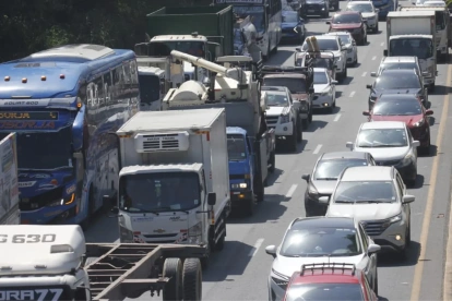 Largas filas de vehículos se registraron en la vía a la costa tras el accidente múltiple de este martes 28 de abril.