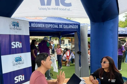 Personas reciben asesoramiento de técnicos del SRI.