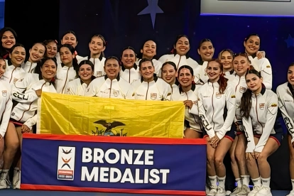El equipo ecuatoriano celebra la histórica medalla de bronce en Orlando.