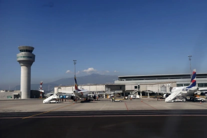 Quienes tengan su boleto o pase de abordar podrán acceder al aeropuerto de Quito en toque de queda.