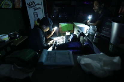 Los gobiernos privilegian intereses particulares, sin atender las necesidades de la población, como la eliminación definitiva de los cortes de luz por déficit de electricidad.