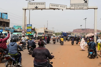 Los viajeros circulan por las calles de Bamako, Malí, el 27 de abril de 2026.
