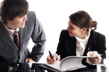Para muchos jóvenes el primer empleo llega tarde, paga poco y exige experiencia antes de ofrecer una oportunidad para adquirirla.