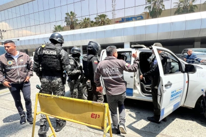 Las oficinas del CNEL, ubicadas en la ciudadela La Garzota, fue allanada en horas de la mañana por miembros de la Policía Nacional y de la Fiscalía.