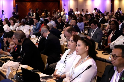 Personas asisten a un foro de la Primera Conferencia para la Transición más allá de los Combustibles Fósiles este martes, en Santa Marta (Colombia)