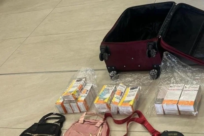 La Policía encontró varias bolsas plásticas con cajas de tintes y productos para el cuidado del cabello.