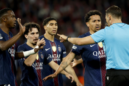 Willian Pacho (i.) y sus compañeros reclaman al árbitro por el penal pitado.