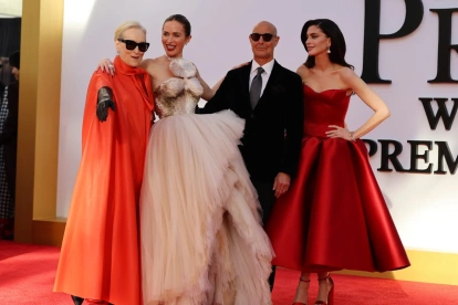 Los actores Meryl Streep (i), Emily Blunt (2-i), Stanley Tucci (2-d) y Anne Hathaway posan durante el estreno de la icónica película ‘El diablo viste de Prada 2’ este lunes, en el Lincoln Center de Nueva York (EE.UU.).