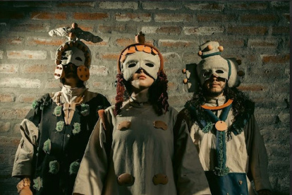 Taller La Bola es una agrupación musical ecuatoriana que fusiona la memoria ancestral con el sonido contemporáneo.