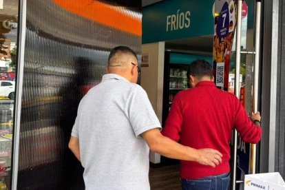 La puerta de vidrio de la gasolinera quedó destruida tras el asalto; ahora una lámina plástica cubre el acceso de la cafetería ubicada en la gasolinera.