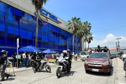 Personal de Policía y Fiscalía allanaron la agencia La Garzota de CNEL en Guayaquil, este martes 28 de abril.
