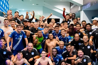 Jugadores y cuerpo técnico de Emelec festejan tras un triunfo.