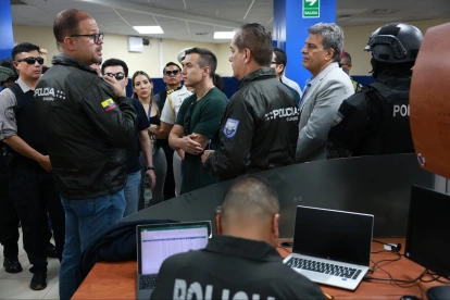 El presidente de la República, Daniel Noboa, y el ministro del Interior, John Reimberg, durante el allanamiento a la agencia de CNEL en La Garzota, en Guayaquil, este martes 28 de abril.