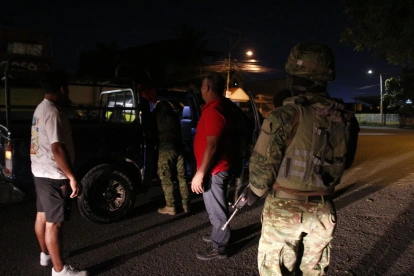 Ciudadanos requisados durante un toque de queda en Ecuador.