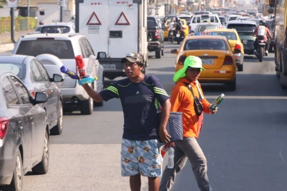 Trabajadores. La informalidad en Ecuador, que está en 56, 3 %, creció en marzo de 2026, según el INEC.
