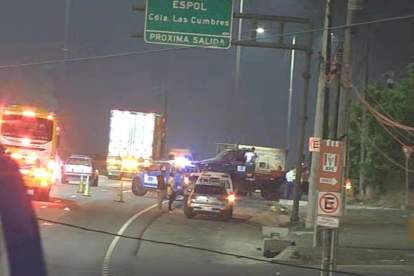 La madrugada de este miércoles cerca de las 03:00, un tráiler cargado con banano perdió estabilidad y terminó volcado de costado sobre la vía Perimetral.