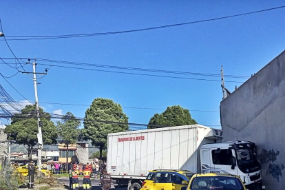 Camión pierde pista en el sur de Quito y deja una persona fallecida en la av. Pedro Vicente Maldonado.