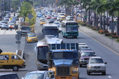 Los transportistas pesados piden ayuda del Gobierno ante el alza del diésel.