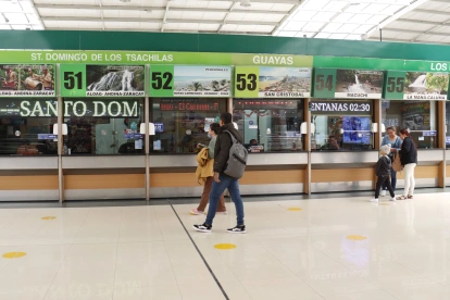 Terminales de Quito registran alta afluencia de viajeros por el feriado del Día del Trabajo 2026.