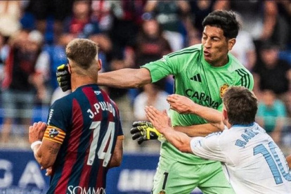 El portero Esteban Andrade cuando le propinó el puñete a su rival.