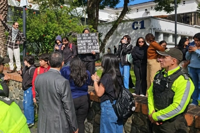 Estudiantes protestaron en la Universidad de Cuenca durante la visita de la vicepresidenta María José Pinto, en medio de un fuerte despliegue policial y militar que generó momentos de tensión.