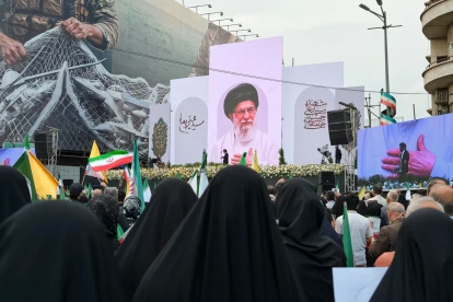Una imagen del asesinado líder supremo de Irán es mostrada en un acto de apoyo a su sucesor Mojtaba Jameneí en Teherán.