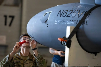 Un soldado del Ejército de los EE.UU. ensamblando un vehículo aéreo no tripulado,