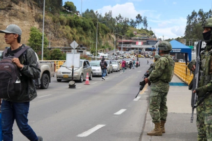 Camiones se acumulan en Rumichaca antes de que el arancel suba al 100%.